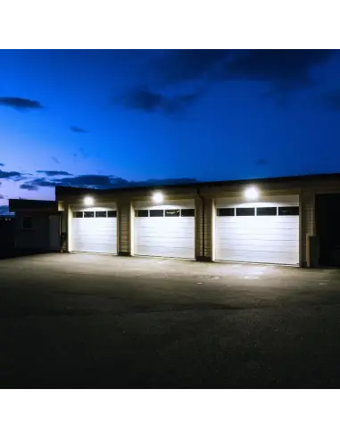 Reflector LED 100W instalado iluminando garage exterior Lion