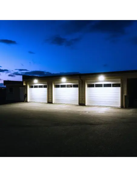 Reflector LED 100W instalado iluminando garage exterior Lion