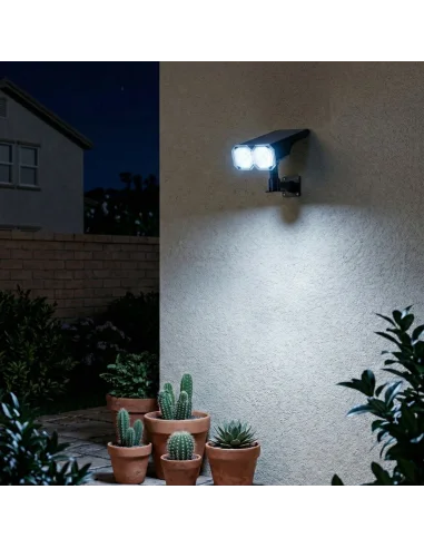 Reflector solar LED instalado en pared exterior para iluminación automática