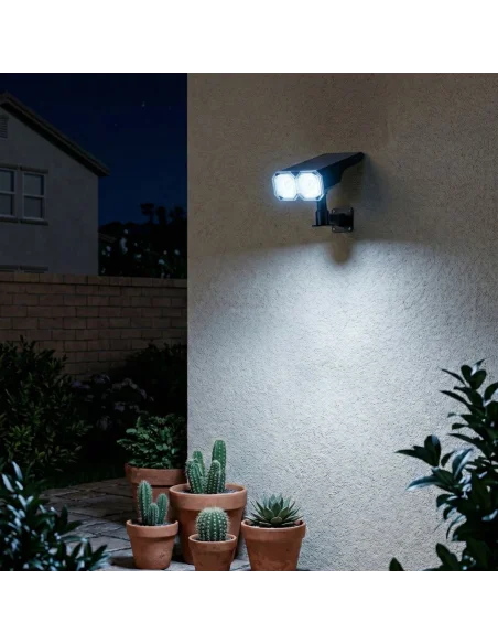 Reflector solar LED instalado en pared exterior para iluminación automática