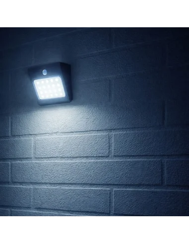Reflector solar LED instalado en pared exterior para iluminación automática de accesos