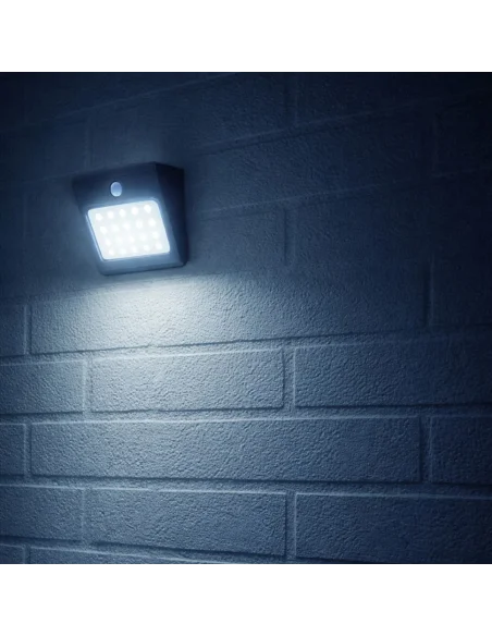 Reflector solar LED instalado en pared exterior para iluminación automática de accesos
