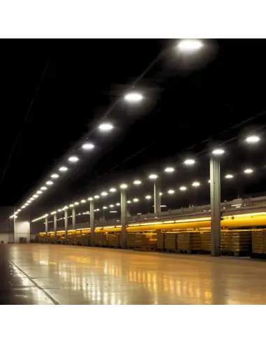 Campana UFO LED 100W instalada en depósito industrial LightLion