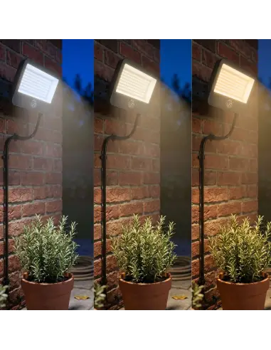 Reflector LED 100W instalado en exterior jardín Lion