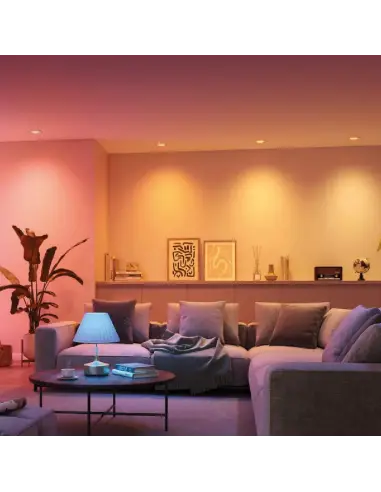 Lámpara dicroica LED 7W iluminando living con colores RGB Lion