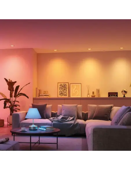Lámpara dicroica LED 7W iluminando living con colores RGB Lion